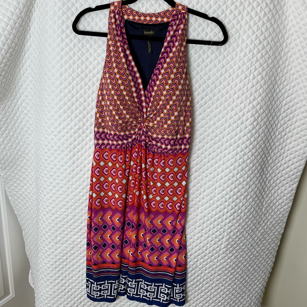 Laundry sleeveless dress w/bolt vibrant print & tummy flattering front ruching 8